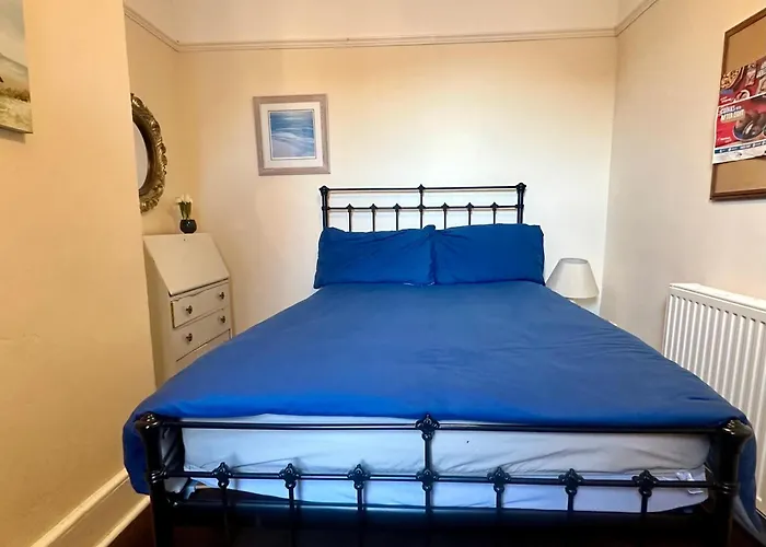 4 Bed Homely Retreat - Wolverhampton
